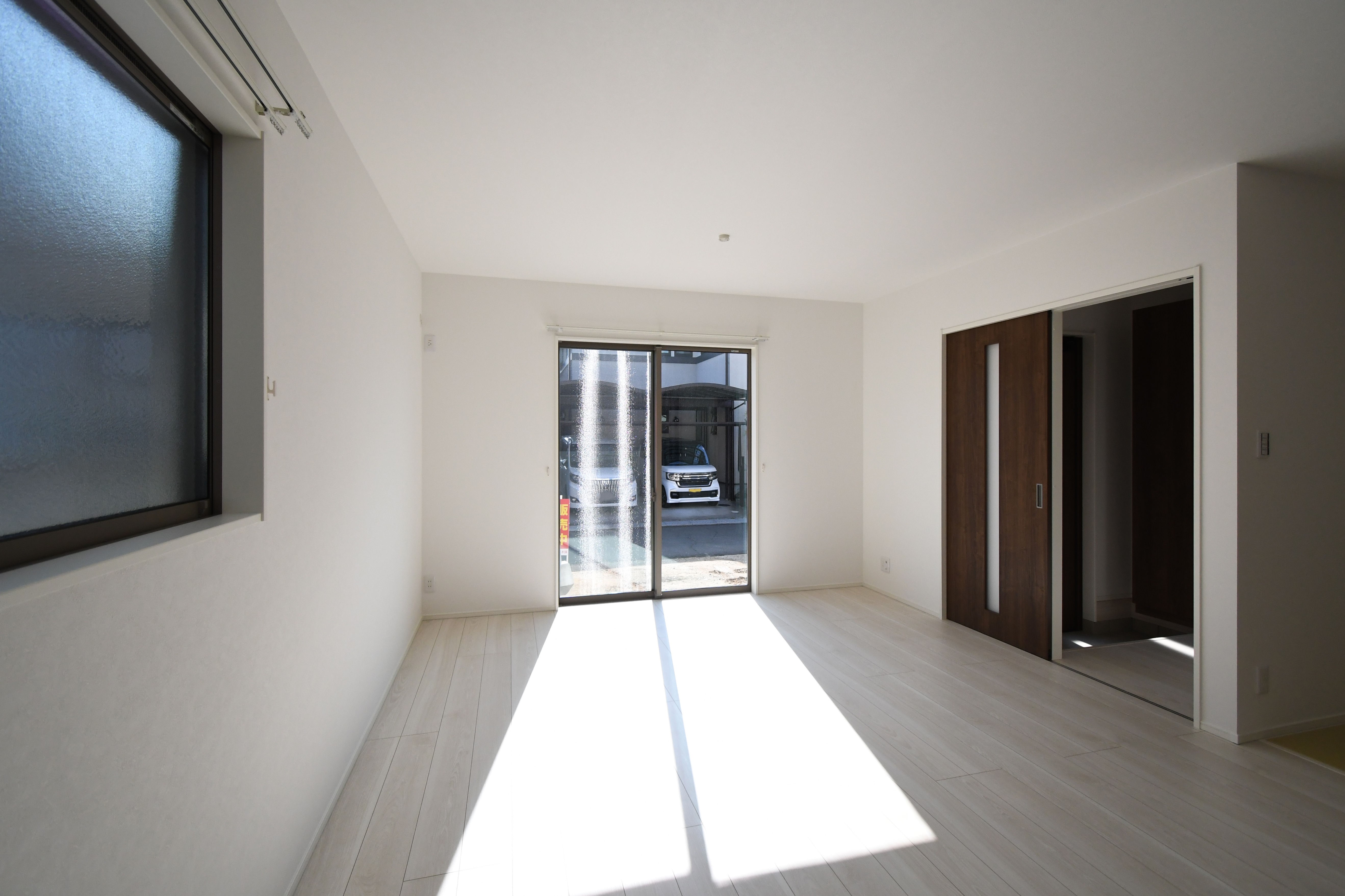 窓から穏やかな日差しが差し込むリビングスペース。シンプルな空間だからこそ、選ぶインテリア次第でどんなテイストにも合わせられます。※施工事例になります。実際と色やデザインが異なりますので詳しくはお問い合わせください。