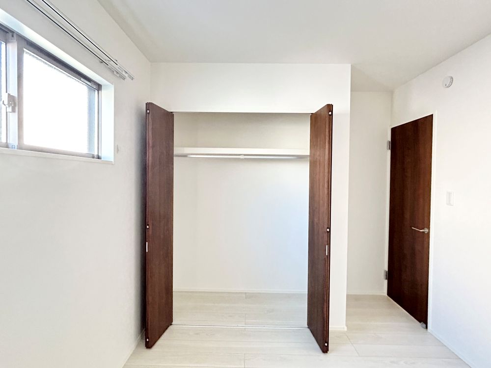 各居室にはハンガーパイプ付きのクローゼットが備わっているので、洋服などの収納に困りません。