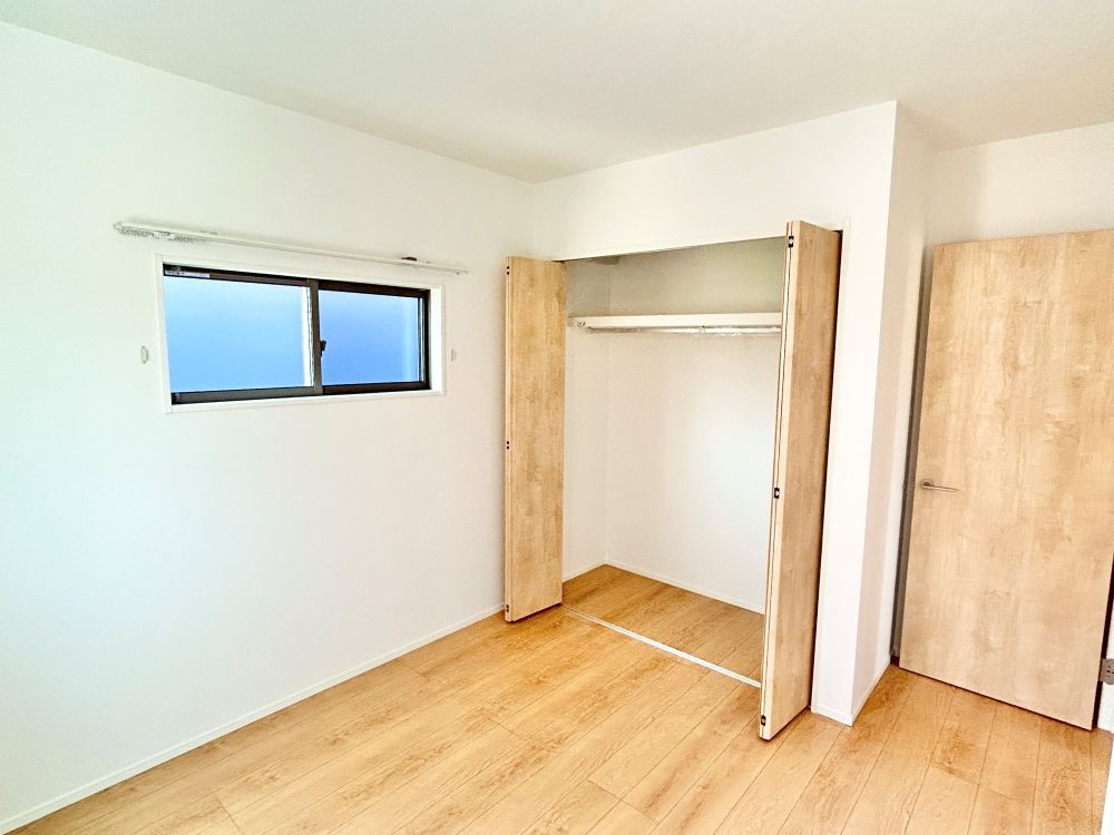 各部屋に収納付き！吊りレールで開閉がスムーズにおこなえます。お子様のたくさんの持ち物や作品などの収納にも困りません。※施工事例です。実際とは異なります。