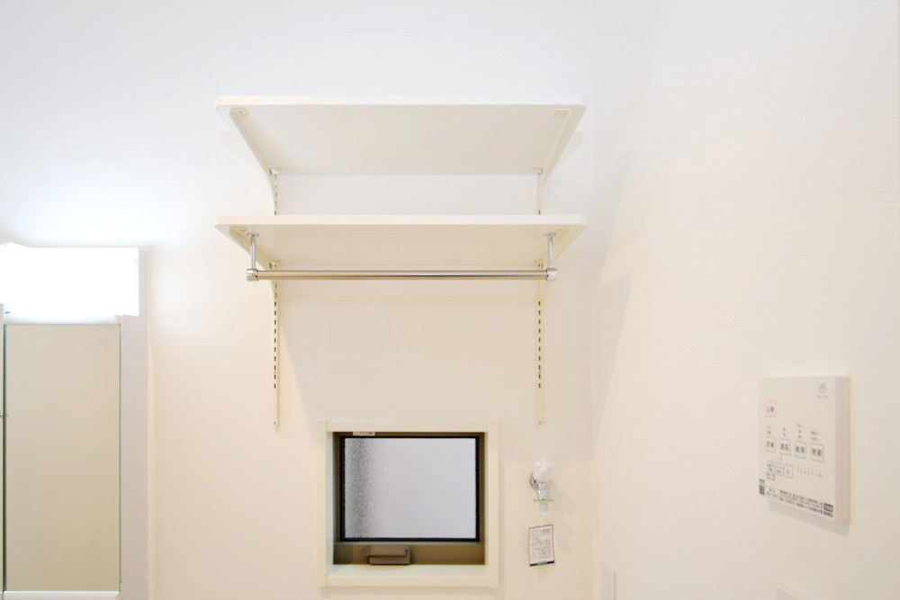 三面鏡の裏は収納スペースとなっており、物が多くなりがちな洗面台まわりをスッキリ保つことができます。※施工事例になります。実際と色やデザインが異なりますので詳しくはお問い合わせください。