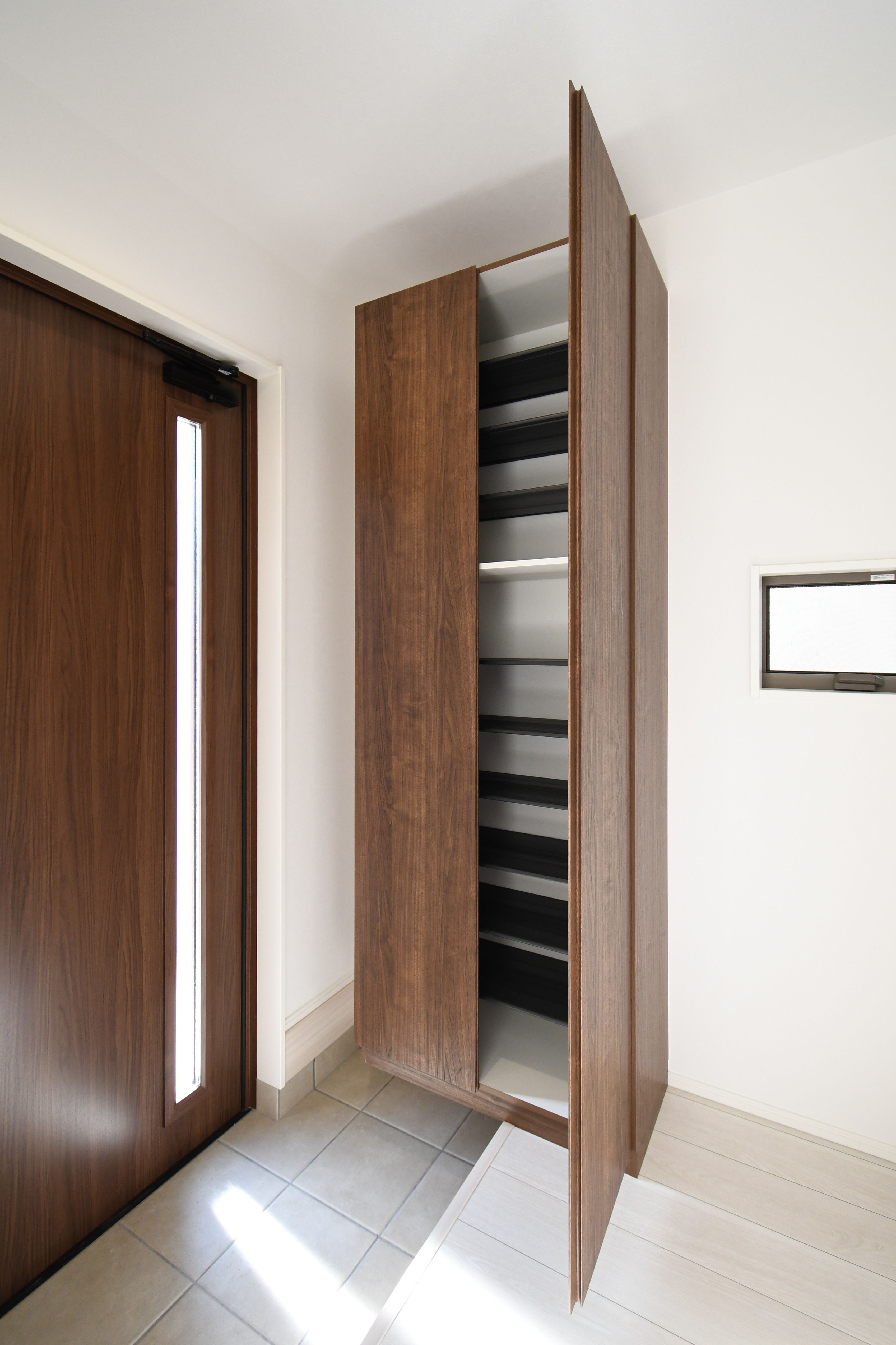 玄関にはトールサイズのシューズボックス。可動棚なので靴の高さに合わせて調節できます。※施工事例です。実際とは異なります。