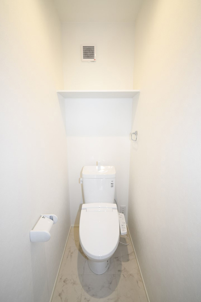 2階にもトイレを設置！新素材により、気になる便座もサッとひとふきでキレイになります。※施工事例です。実物とは異なります。