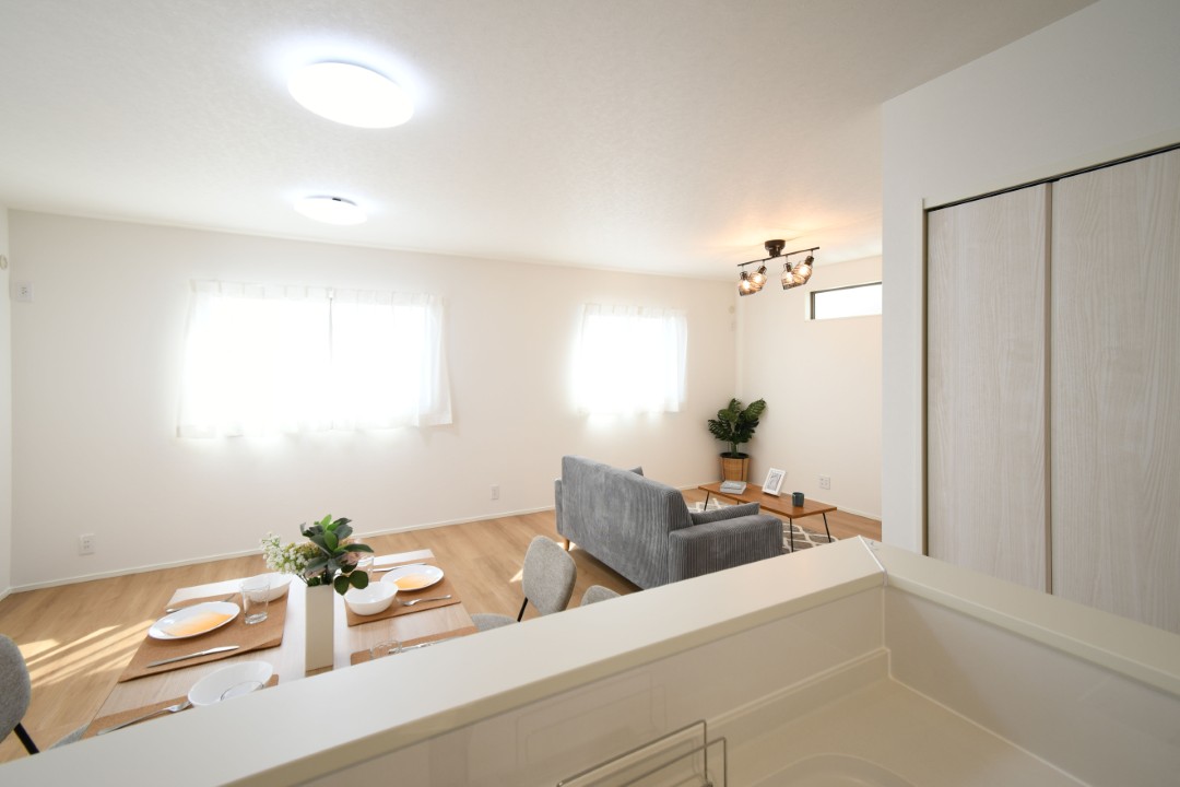 キッチンからはダイニングキッチンが見渡せます。キッチンからもリビングが見渡せるため、どこに居ても家族を感じ、会話もはずみますね。 