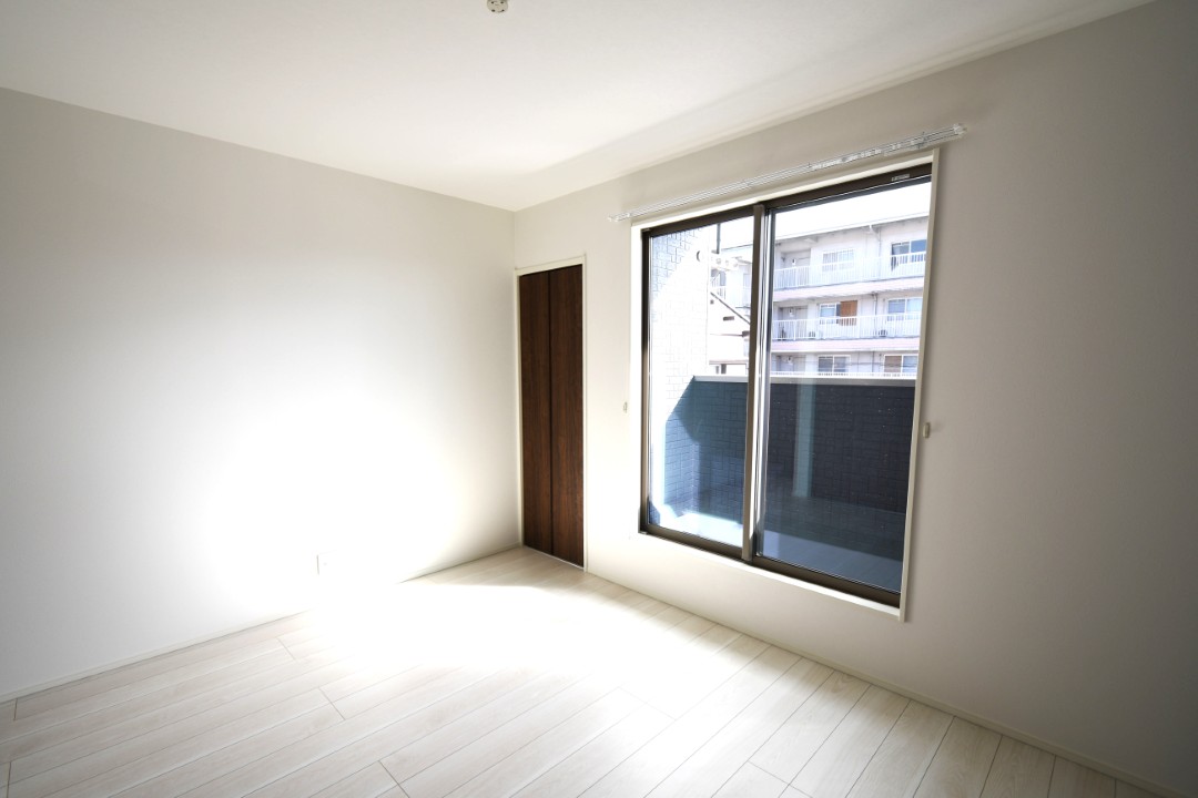 主寝室は広々していて安らげる空間に。大きな窓から光が差し込み、朝の目覚めも良さそう♪ 