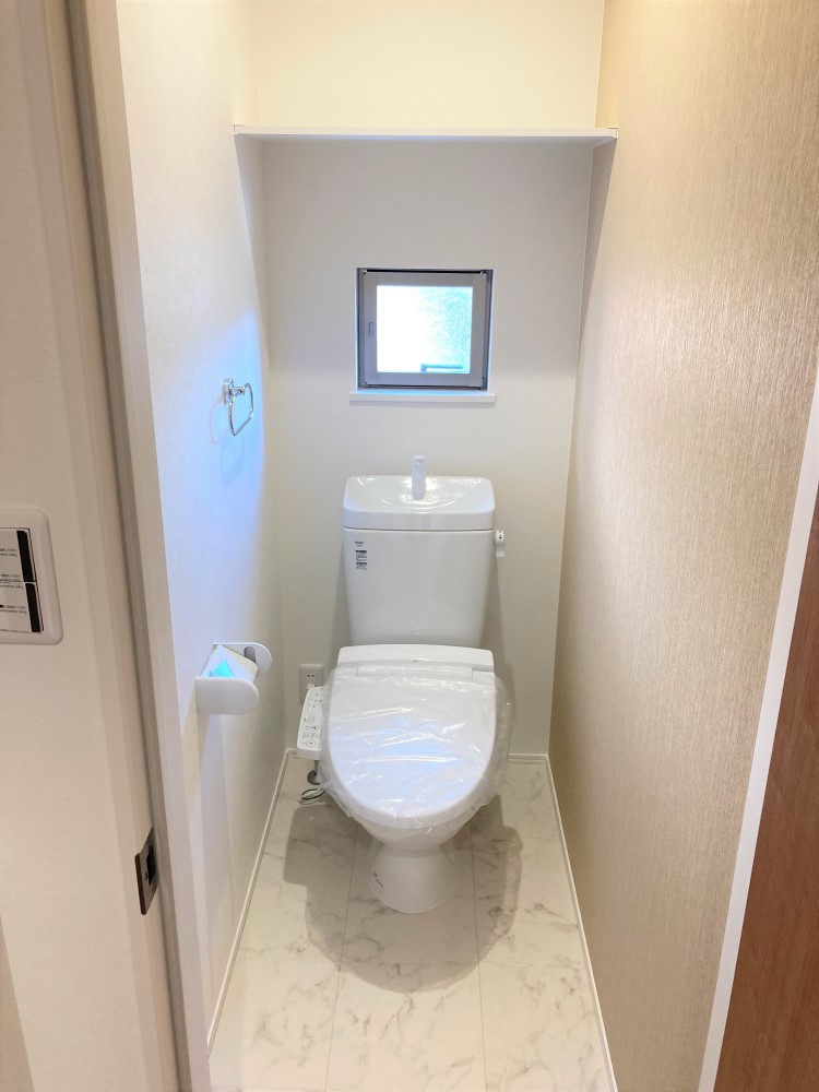 2階にもトイレを設置!新素材により、気になる便座もサッとひとふきでキレイになります。