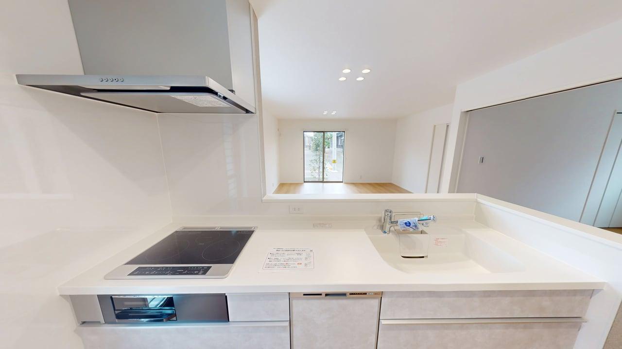 対面式キッチンは家事をしながら家族を見守り、コミュニケーションの取れる人気のスタイル。食洗器付きで洗い物の時間を削減でき、家事の負担を軽減してくれるキッチンです。※施工事例です。実物とは異なります。詳しくはお問い合わせください。 