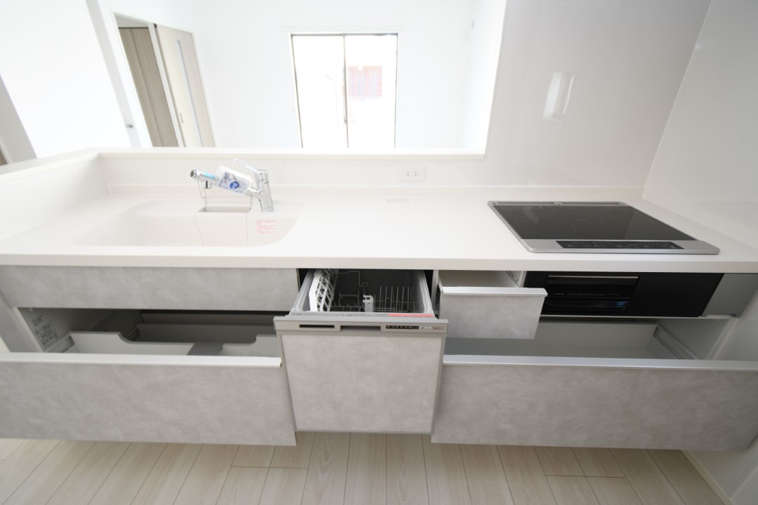 キッチンからはダイニングキッチンが見渡せます。キッチンからもリビングが見渡せるため、どこに居ても家族を感じ、会話もはずみますね。 ※施工事例です。実物とは異なります。詳しくはお問い合わせください。