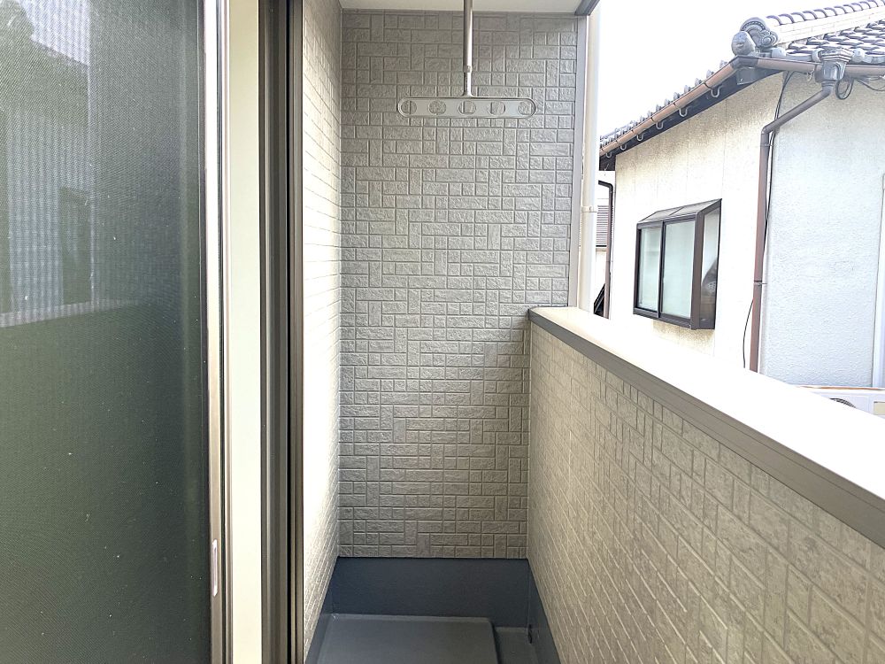 急な雨でも洗濯物が濡れにくい屋根付きバルコニー！天井付き物干しタイプで足回りのスペースもすっきり♪