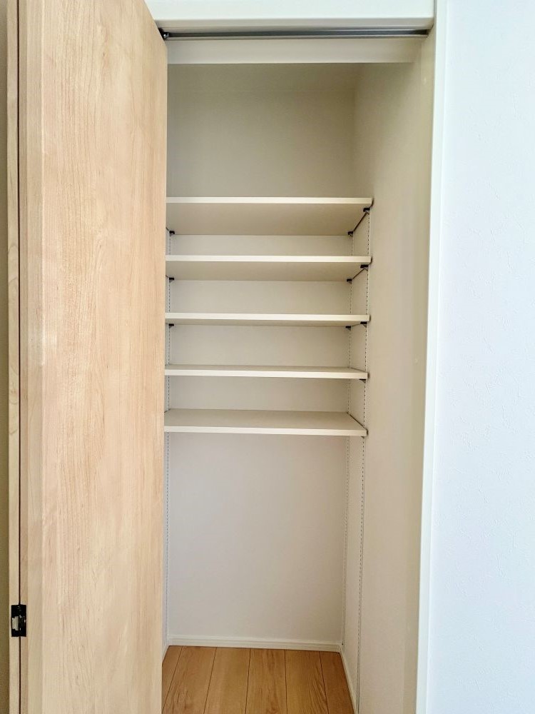 シューズクローゼットは可動棚が5枚あり用途に合わせてスッキリ収納できます♪※施工事例です。実物とは異なります。