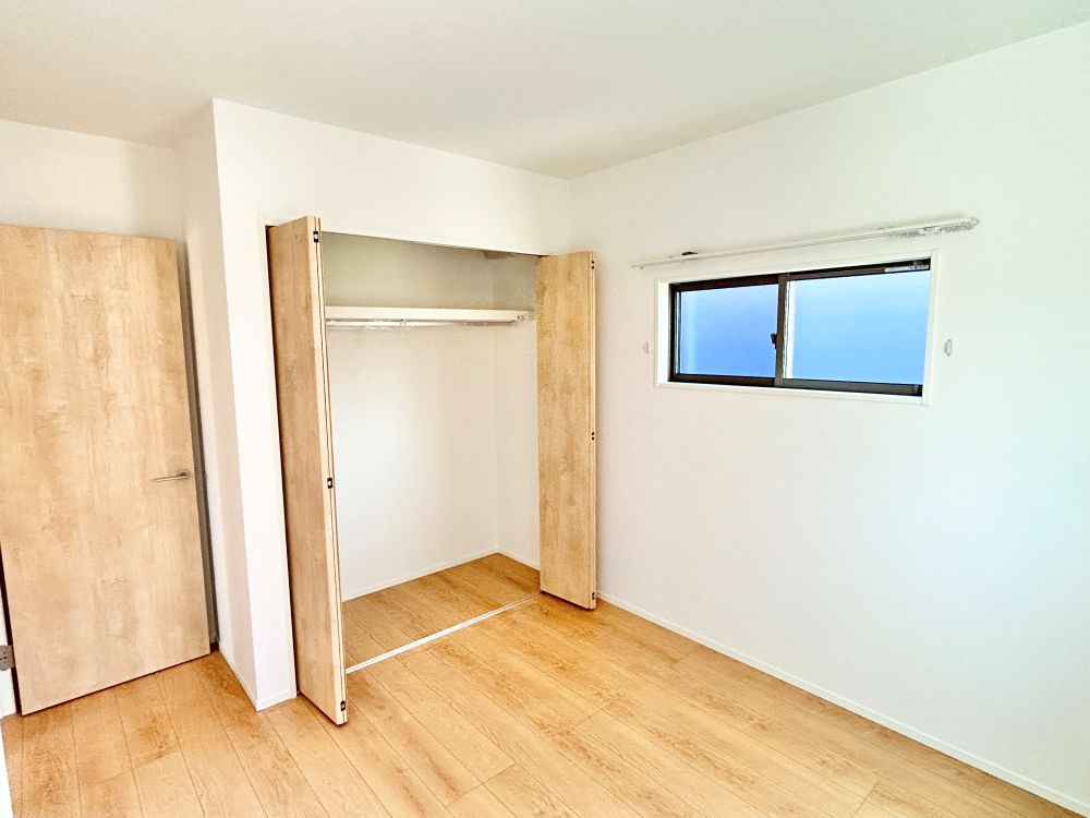 各部屋に収納付き！吊りレールで開閉がスムーズにおこなえます。お子様のたくさんの持ち物や作品などの収納にも困りません。※施工事例です。実際とは異なります。