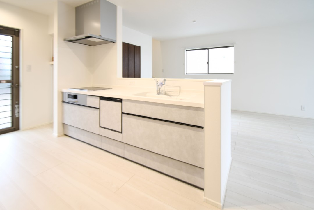 キッチンからはダイニングキッチンが見渡せます。キッチンからもリビングが見渡せるため、どこに居ても家族を感じ、会話もはずみますね。 ※施工事例です。実物とは異なります。詳しくはお問い合わせください。