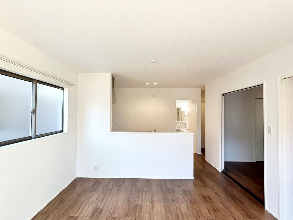 家族が集まるリビングは広々15.1帖！キッチンからもリビングが見渡せるため、どこに居ても家族を感じ、会話もはずみますね。