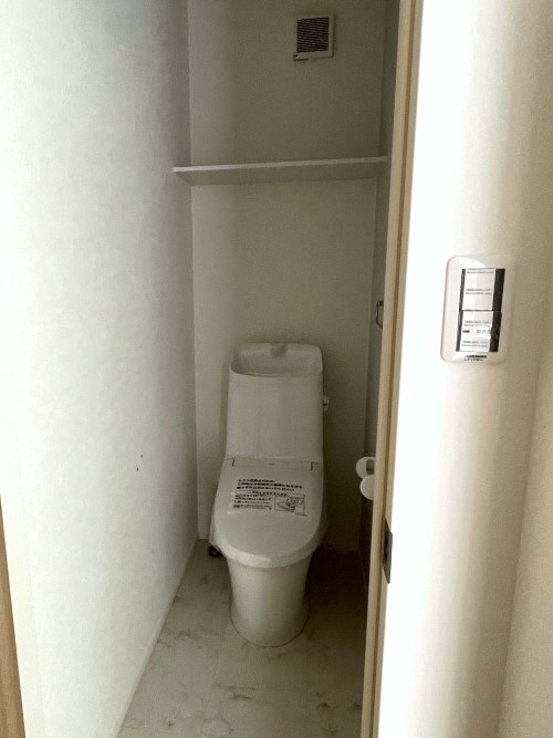 白がキレイなトイレ♪1階のトイレには小窓と棚を設置♪