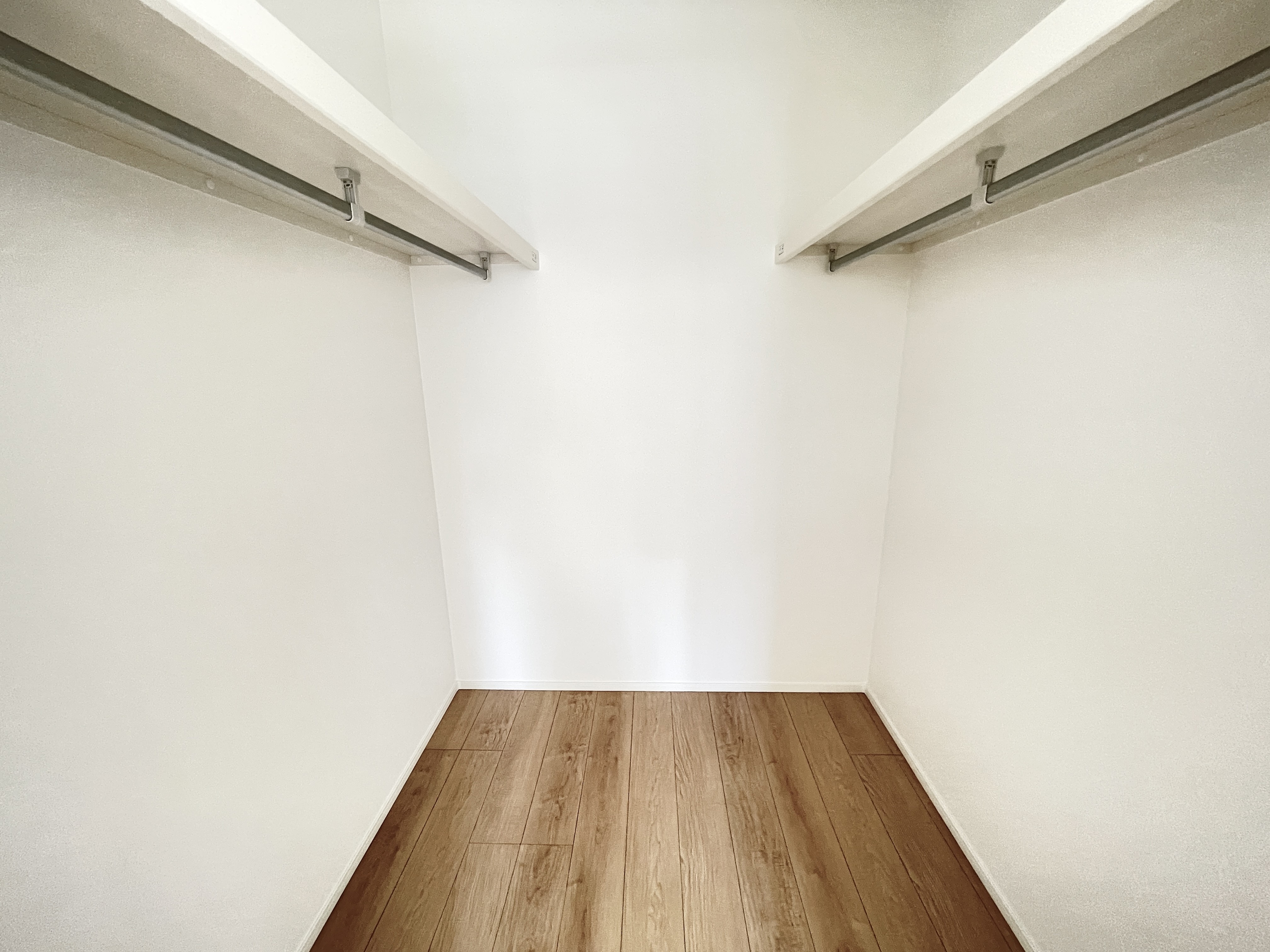 ウォークインクローゼットは壁一面にハンガーパイプと上棚を設置。大容量収納力！春夏秋冬、季節ごとのお洋服を全てまとめてしまっておけるので、季節の変わり目にタンスの入れ替えを行う衣替えが不要になります♪※施工事例です。