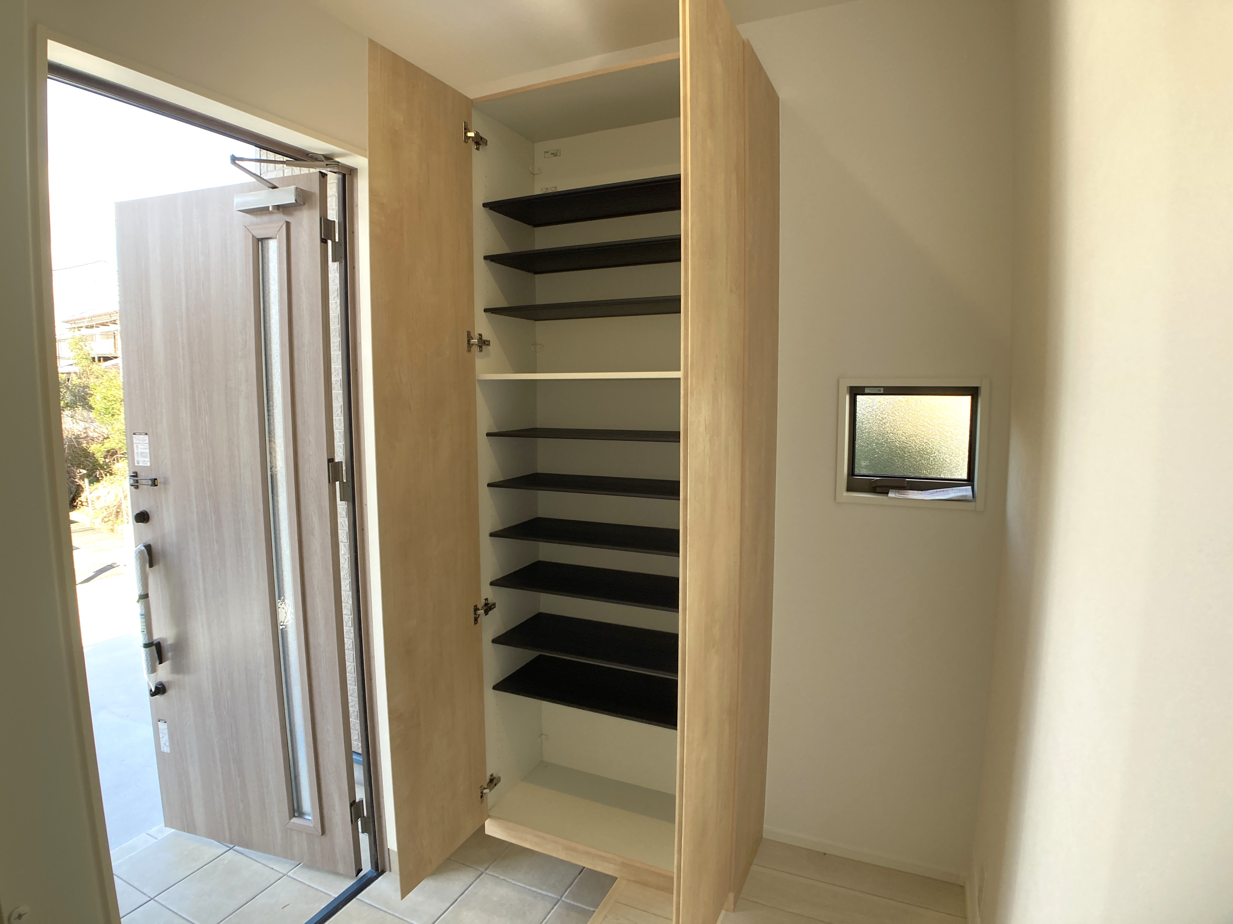 シューズボックスはトールタイプのスラっとした見た目ですっきり収納できてとても便利です♪※同プランの施工事例です。