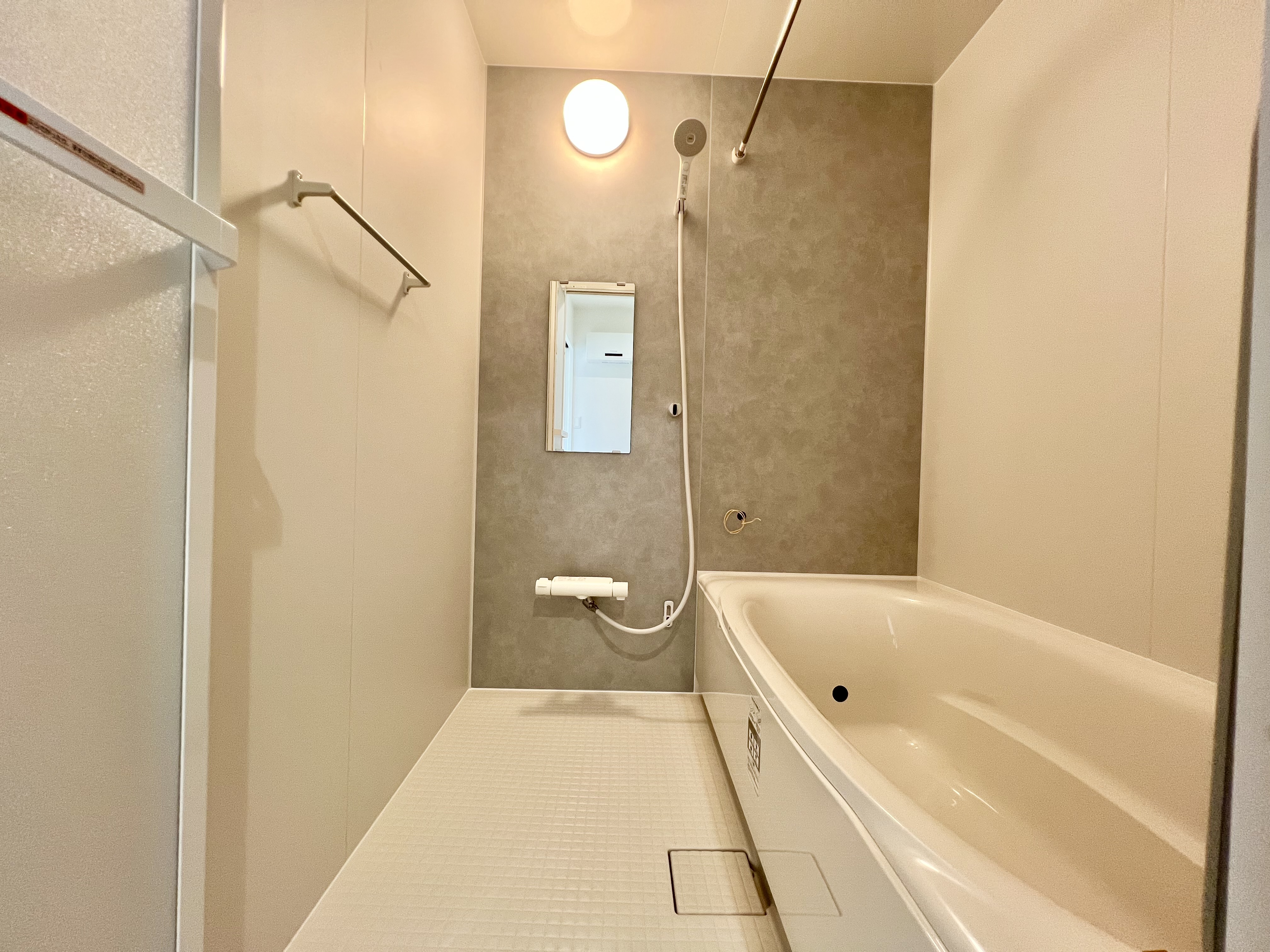 1日の疲れをほぐすバスルーム。清潔感あふれる心地よい空間づくりにこだわりました。