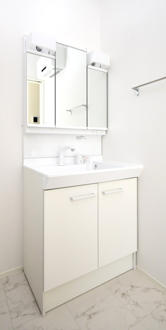 三面鏡の裏は収納スペースとなっており、物が多くなりがちな洗面台まわりをスッキリ保つことができます。 