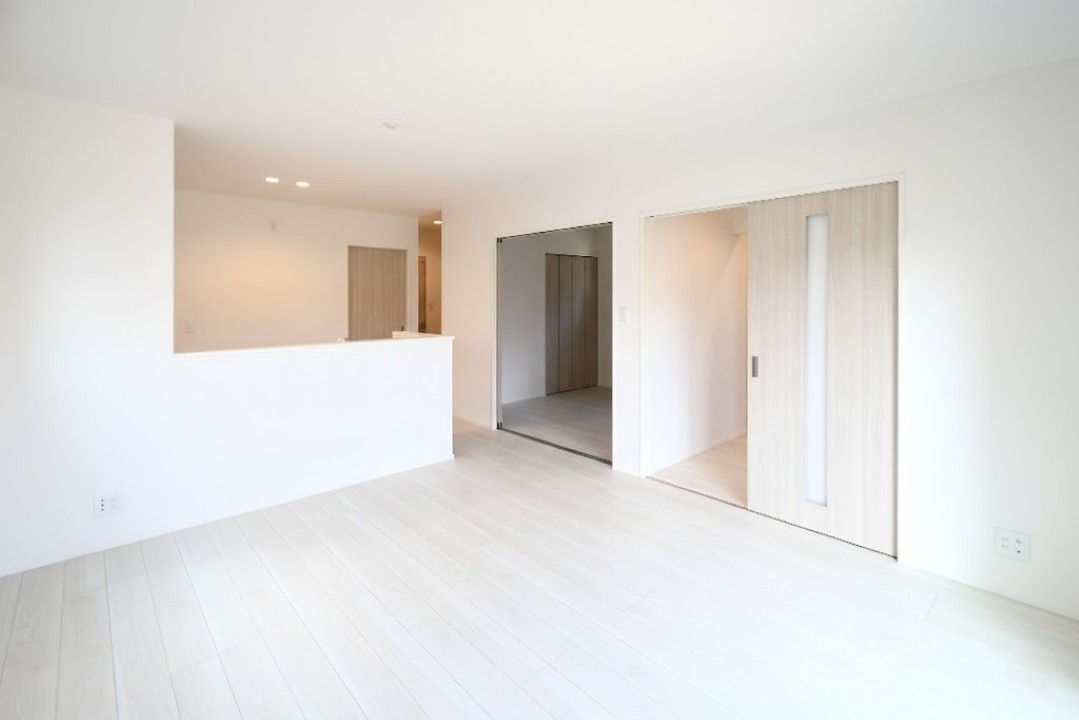 家族が集まるリビングは広々15.1帖！キッチンからもリビングが見渡せるため、どこに居ても家族を感じ、会話もはずみますね。 