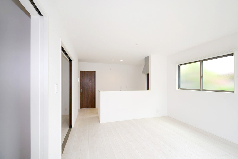 家族が集まる明るいリビング！お子様のお勉強をダイニングで済ませるようにすると家事をしながらお子様の頑張りを見守れます♪ ※施工事例です。実物とは異なります。詳しくはお問い合わせください。