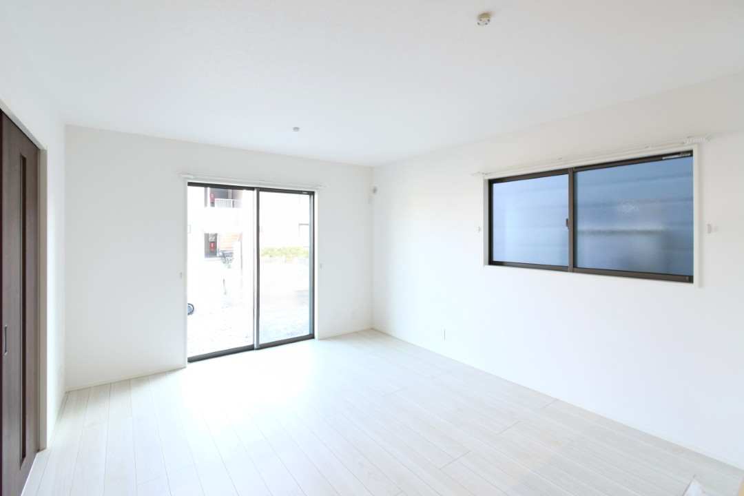 家族が集まる明るいリビング！お子様のお勉強をダイニングで済ませるようにすると家事をしながらお子様の頑張りを見守れます♪