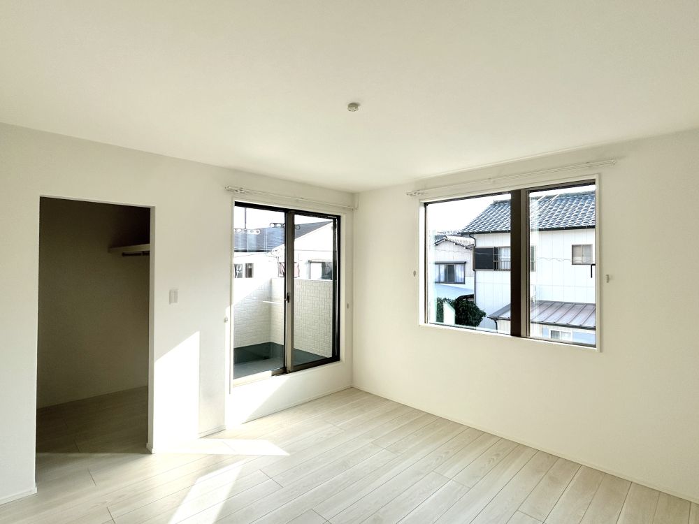 8.5帖の主寝室は南側に面しており、大きな窓から明るい光が差し込みます。