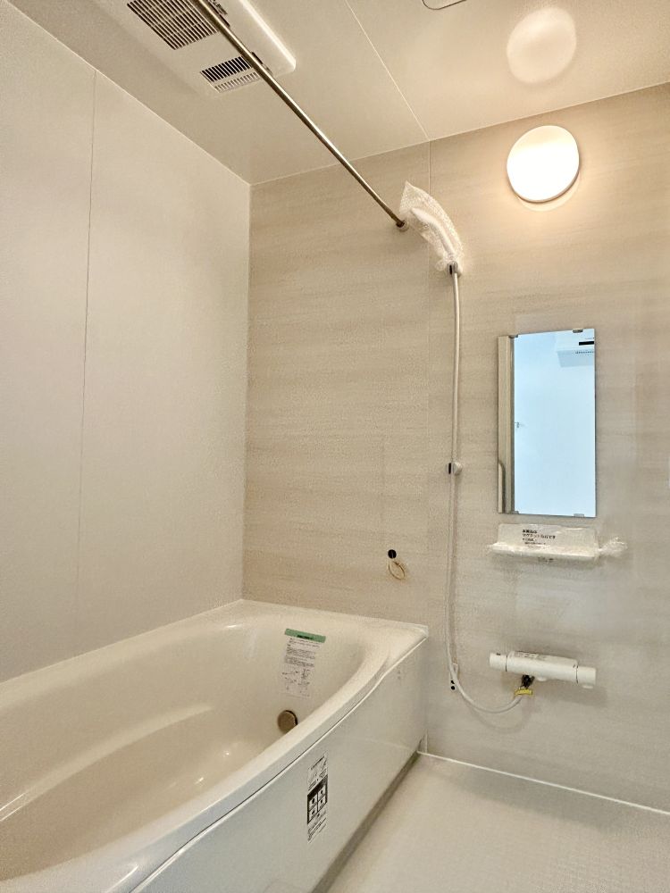 １坪以上の広さを設けた浴室で、 一日の疲れを癒せるバスタイム♪浴室暖房乾燥機付き！ 