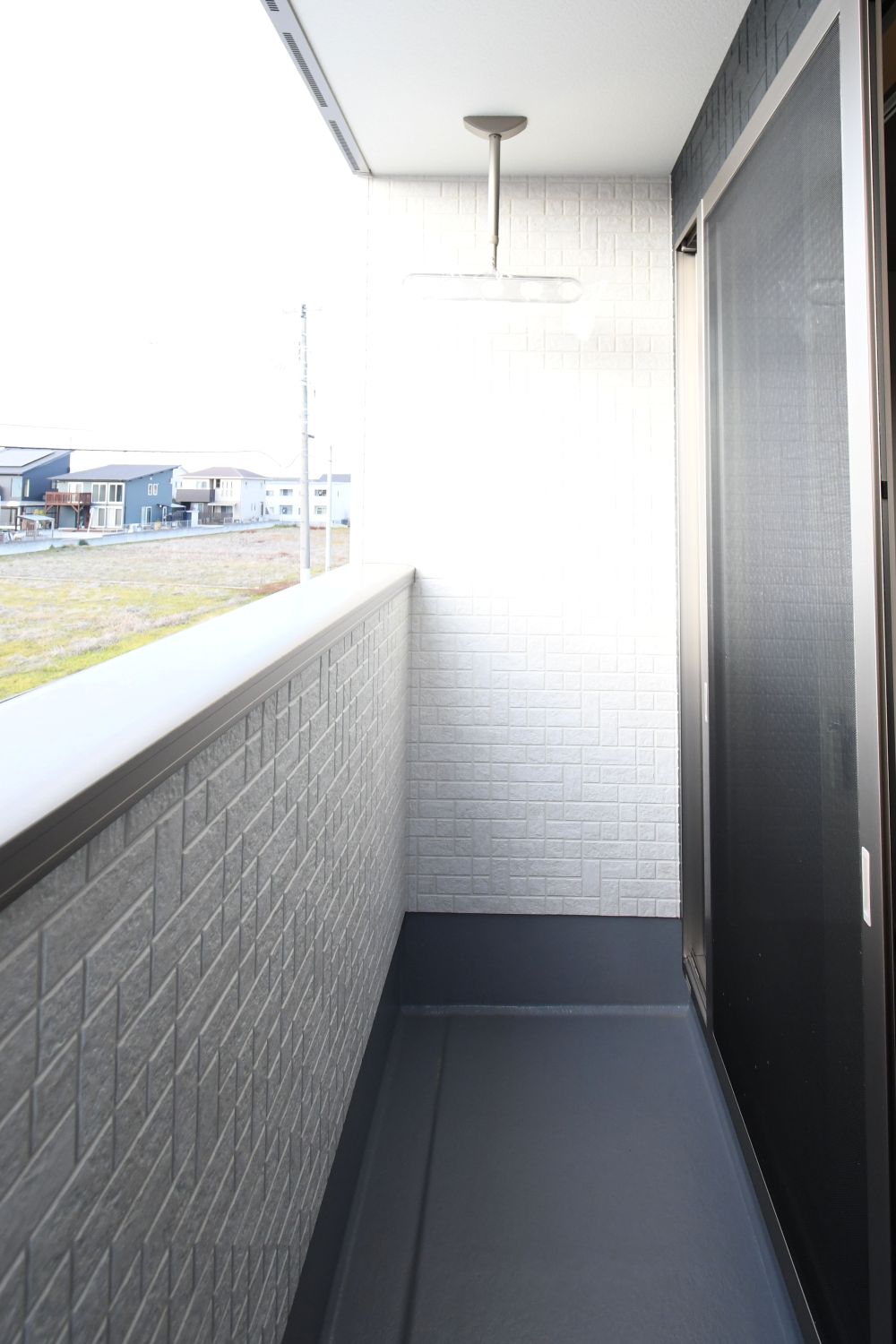 【屋根付きバルコニー】急な雨でも安心な、屋根付きの物干しスペース。シンプルで使い勝手の良い設計が、毎日の家事をサポートしてくれます。