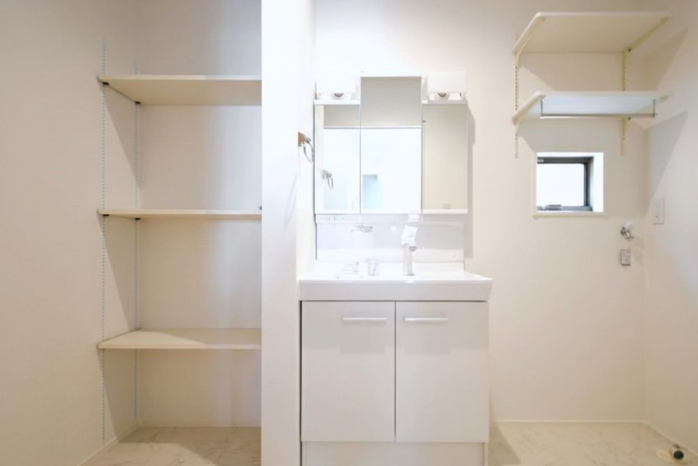 三面鏡の裏は収納スペースとなっており、物が多くなりがちな洗面台まわりをスッキリ保つことができます。※施工事例です。実物とは異なります。詳しくはお問い合わせください。