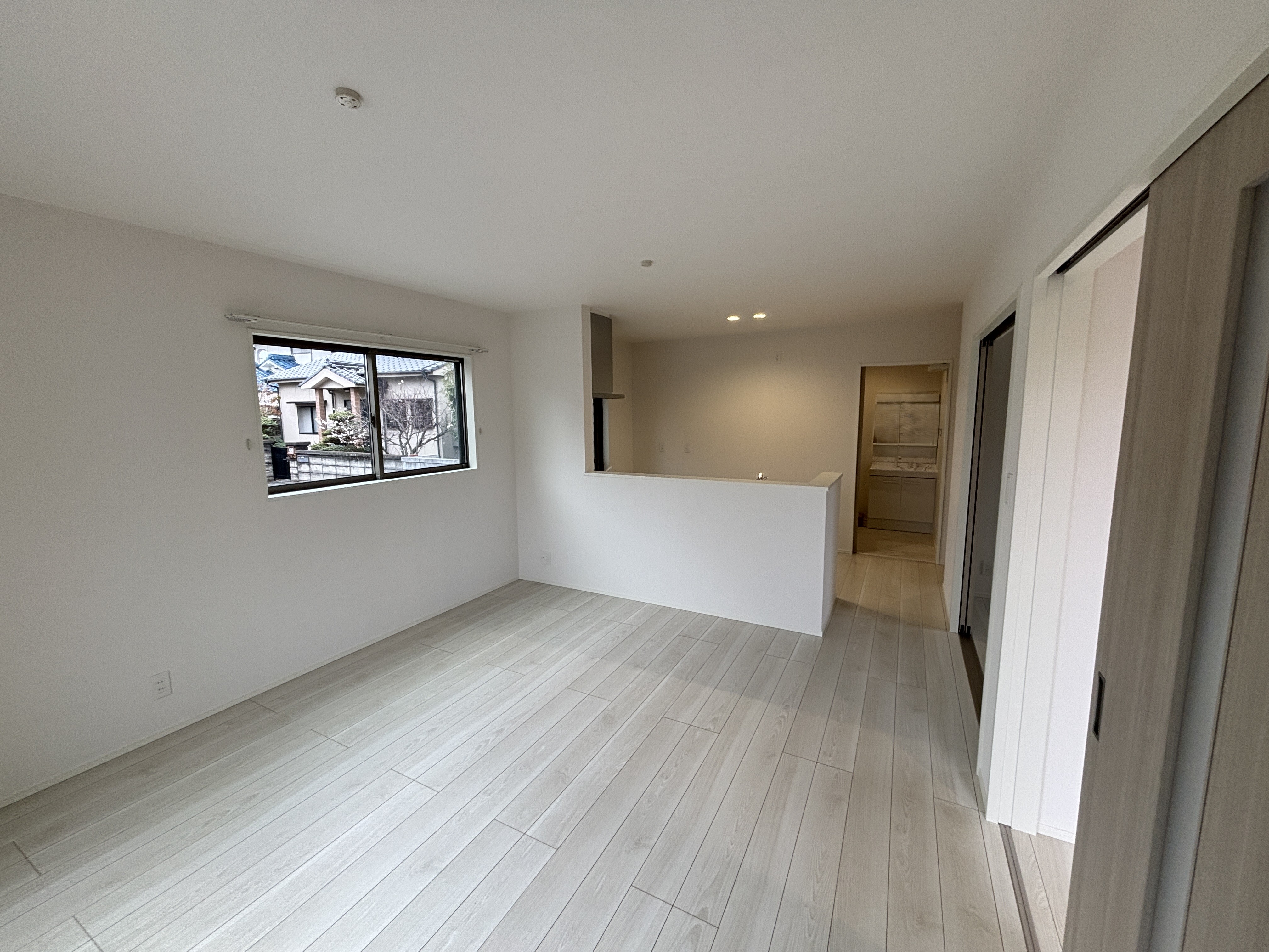 家族が集まるリビングは広々15.1帖！キッチンからもリビングが見渡せるため、どこに居ても家族を感じ、会話もはずみますね。