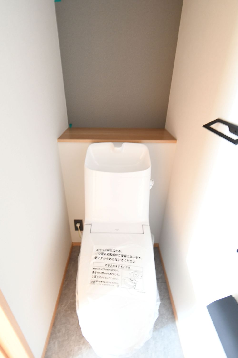 【ブラックアクセントのトイレ】清潔感とデザイン性を両立した新素材仕様。スイッチプレートまでこだわった仕上がり。