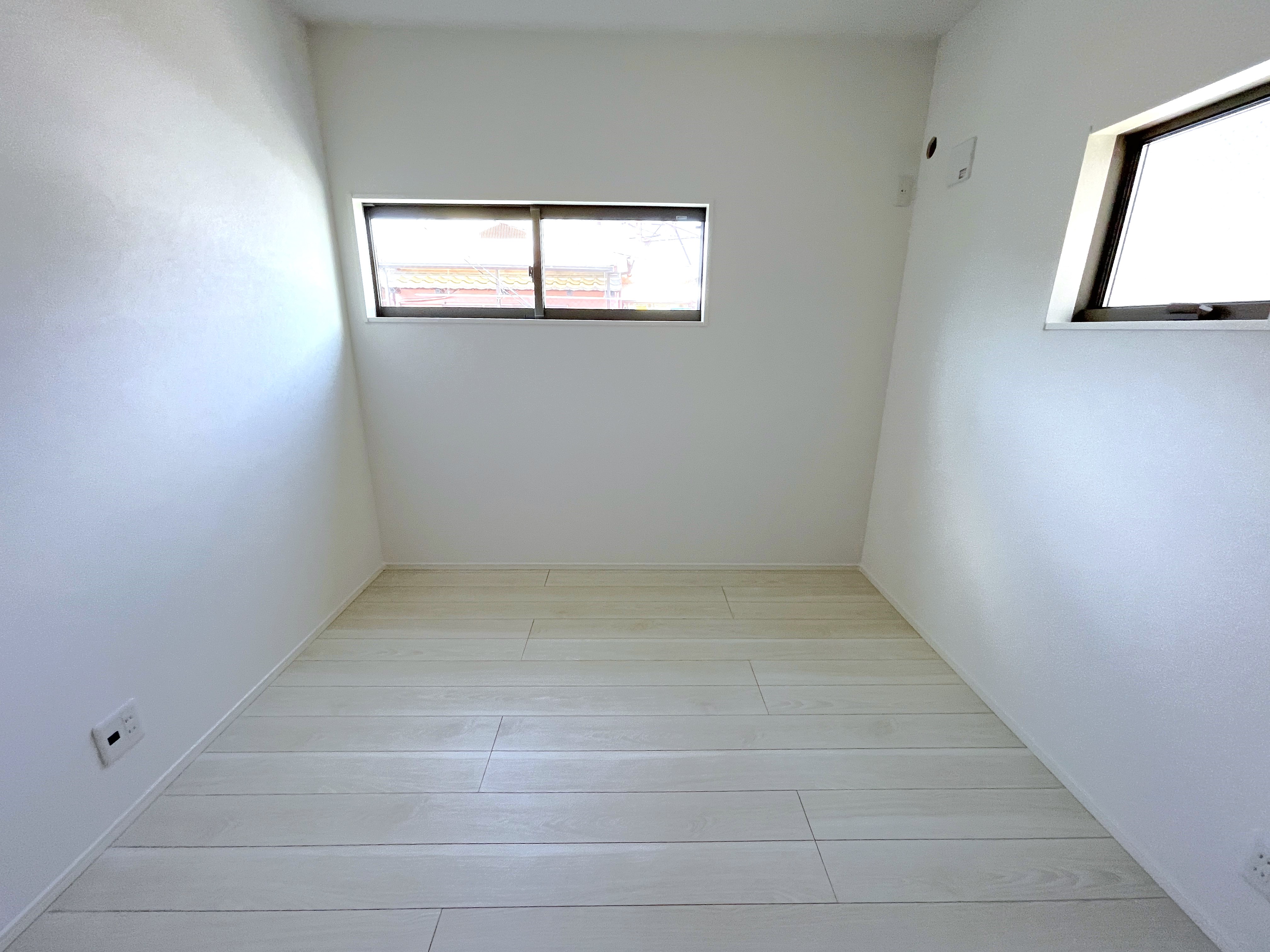 2階は主寝室の他に2室！お子様の部屋や趣味の部屋にすることで主寝室回りがスッキリします♪在宅勤務用のオフィス部屋にも！※施工事例です。実物とは異なります。