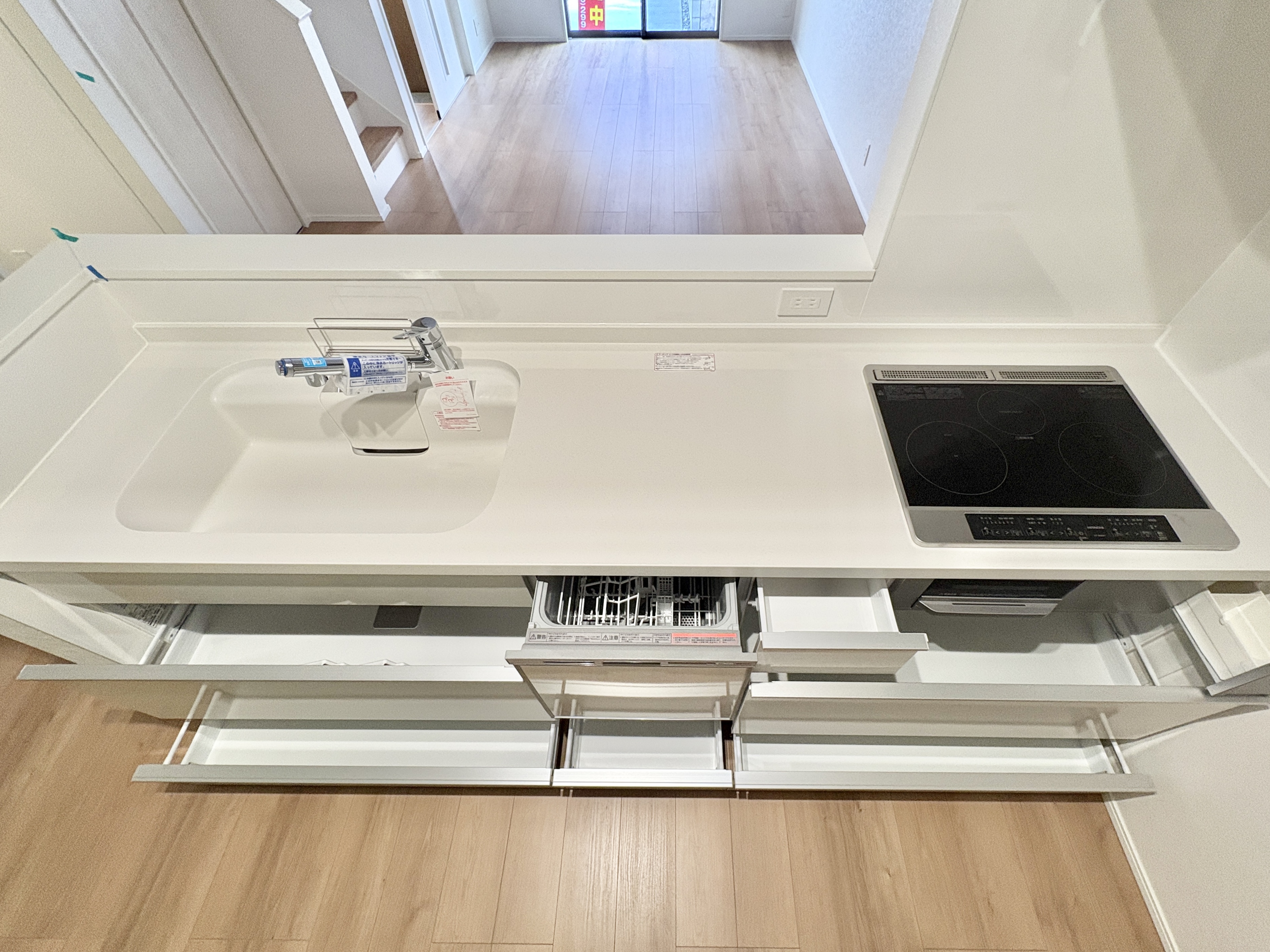 お掃除簡単なIHコンロで家事負担軽減♪コンセントが目の前にあるのでキッチン家電も使いやすく、収納スペースも十分あります！