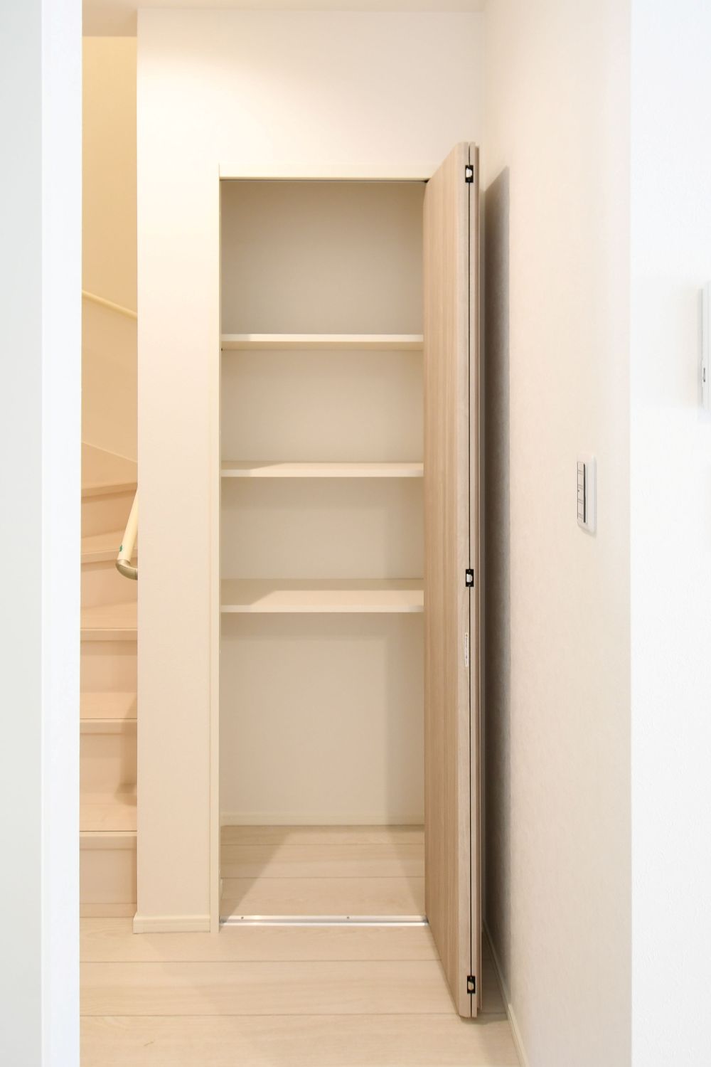 階段横に便利な収納スペース付き！日用品のストックにも◎※施工事例です。実際とは異なります。