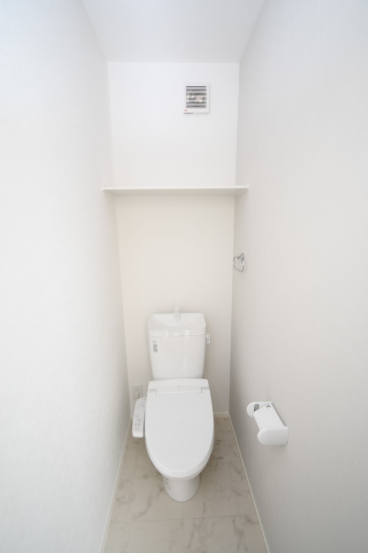 トイレは1階と2階にあるので、朝の混雑時や夜間も安心です。※画像はイメージです