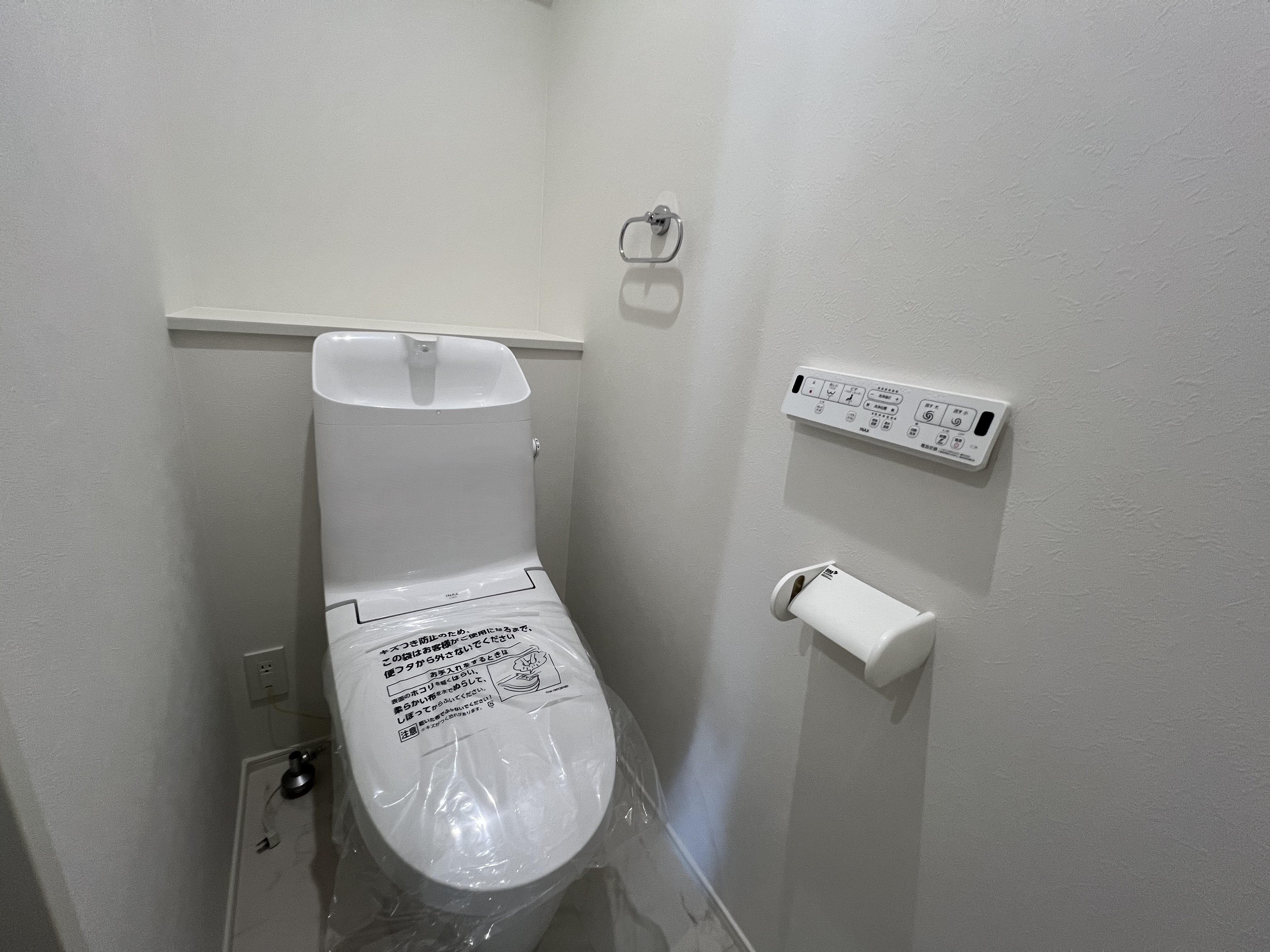 サッと汚れが落ちるのでお掃除楽々なトイレです。2階にもトイレがあるので家族が多くても安心♪