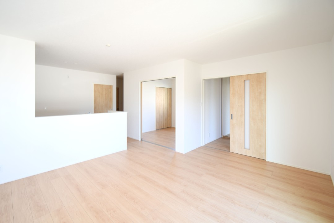 家族が集まるリビングは広々16.6帖！キッチンからもリビングが見渡せるため、どこに居ても家族を感じ、会話もはずみますね。 