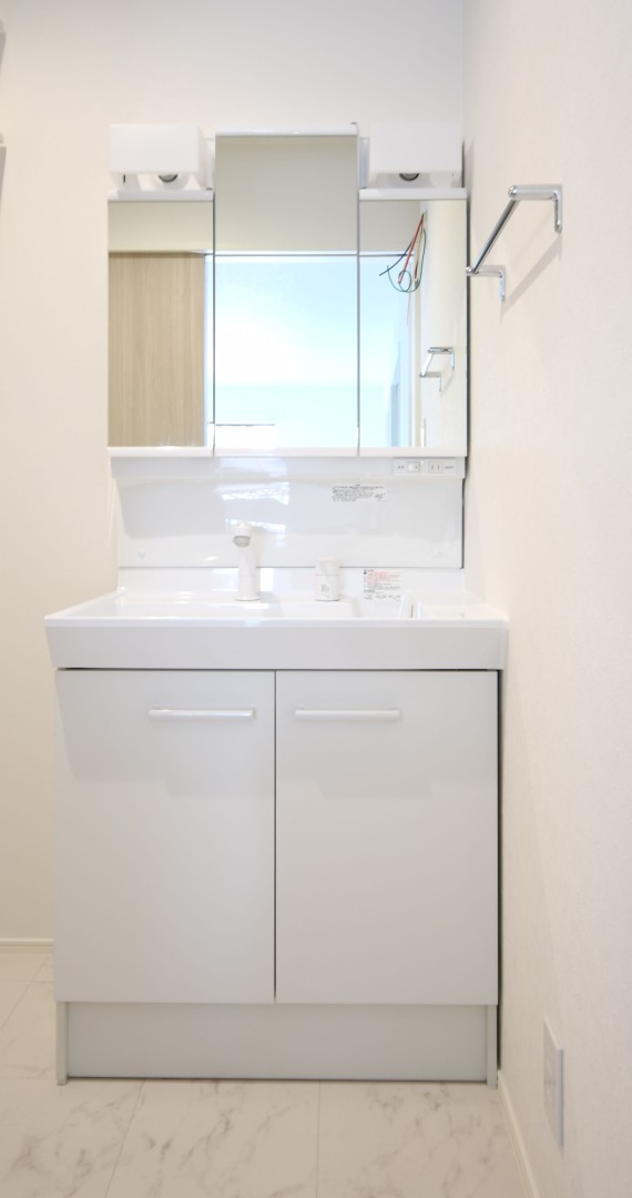 三面鏡の裏は収納スペースとなっており、物が多くなりがちな洗面台まわりをスッキリ保つことができます。