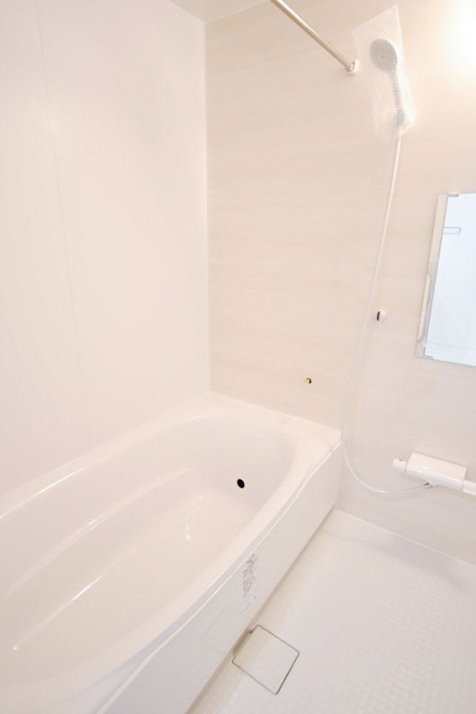 大人が足を伸ばして入れる浴槽は、お湯が冷めにくい設計です♪ ※施工事例です。実際とは異なります。
