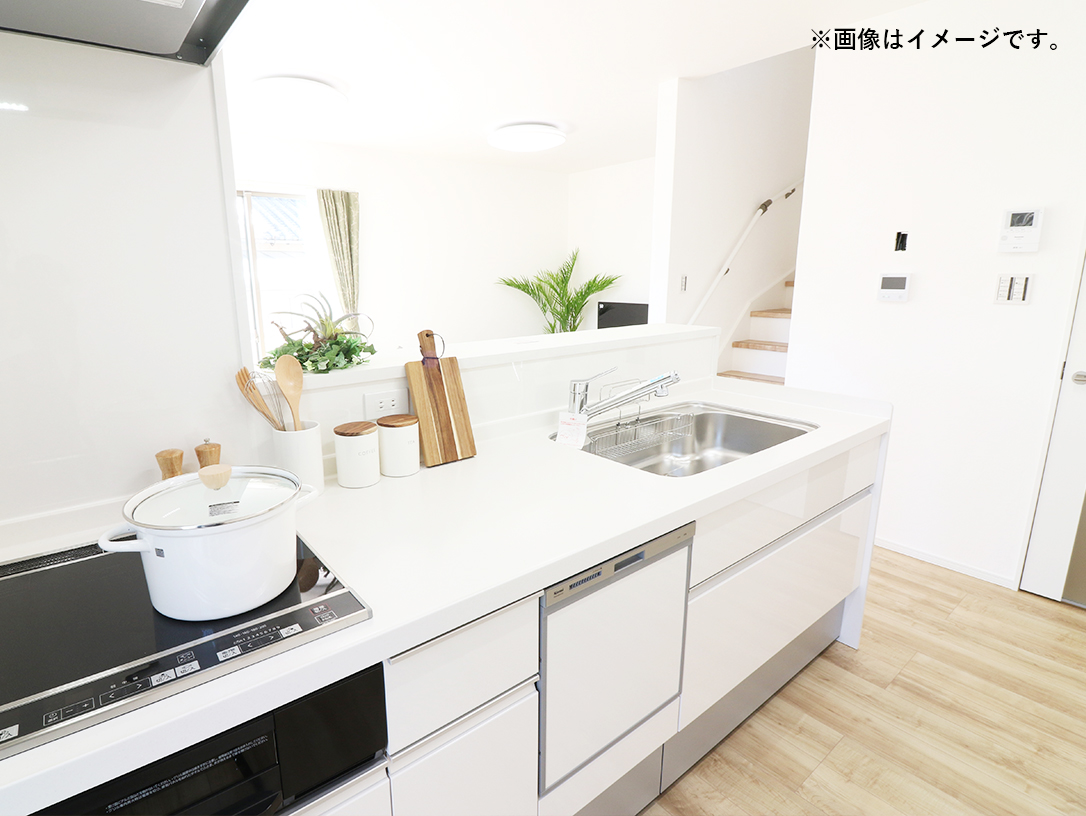 1日の疲れをほぐす、とっておきのリラクゼーションタイムを楽しむバスルーム。美しく、機能的なデザインを採用、清潔感あふれる心地よい空間づくりにこだわりました。 浴室換気乾燥暖房機付きで洗濯物を干すこともできます◎※施工事例です。実物とは異なります。