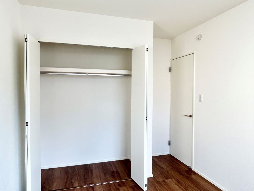 各部屋に収納付き！吊りレールで開閉がスムーズにおこなえます。お子様のたくさんの持ち物や作品などの収納にも困りません。※施工事例です。実際とは異なります。