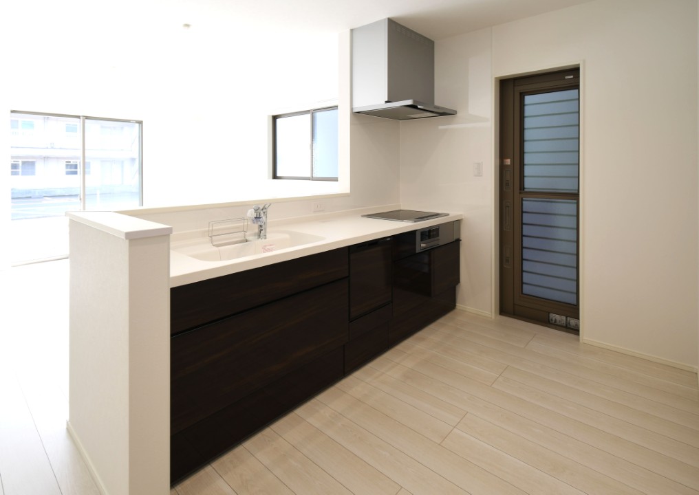 対面式キッチンは家事をしながら家族を見守り、コミュニケーションの取れる人気のスタイル。食洗器付きで洗い物の時間を削減でき、家事の負担を軽減してくれるキッチンです。