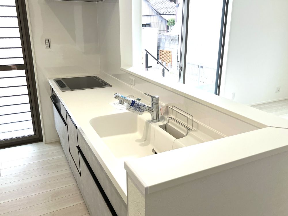 対面式キッチンは家事をしながら家族を見守り、コミュニケーションの取れる人気のスタイル。食洗器付きで洗い物の時間を削減でき、家事の負担を軽減してくれるキッチンです。