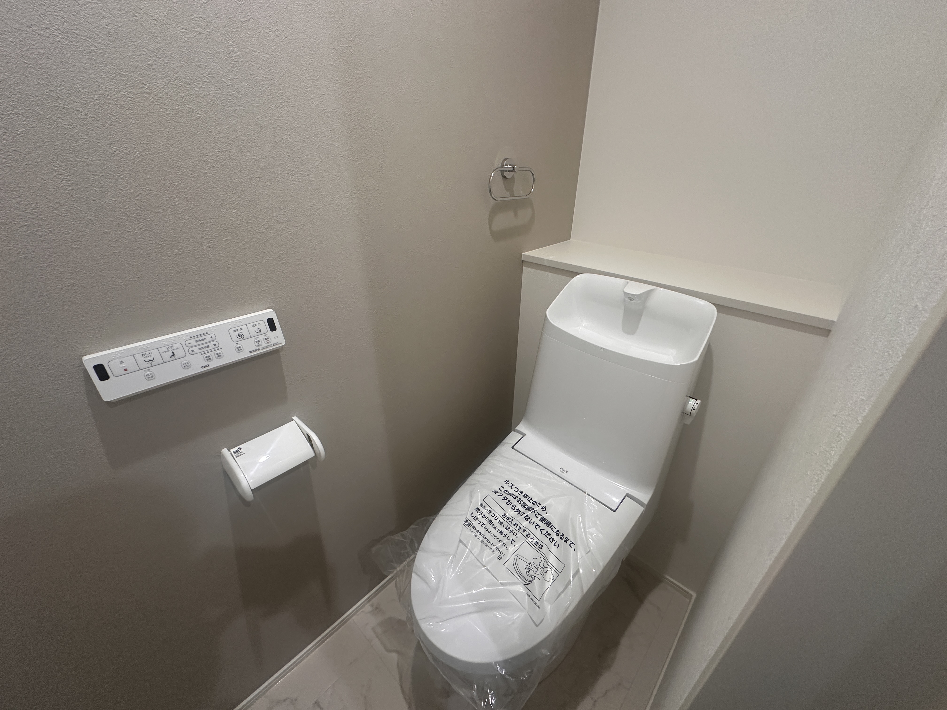 サッと汚れが落ちるのでお掃除楽々なトイレです。2階にもトイレがあるので家族が多くても安心♪