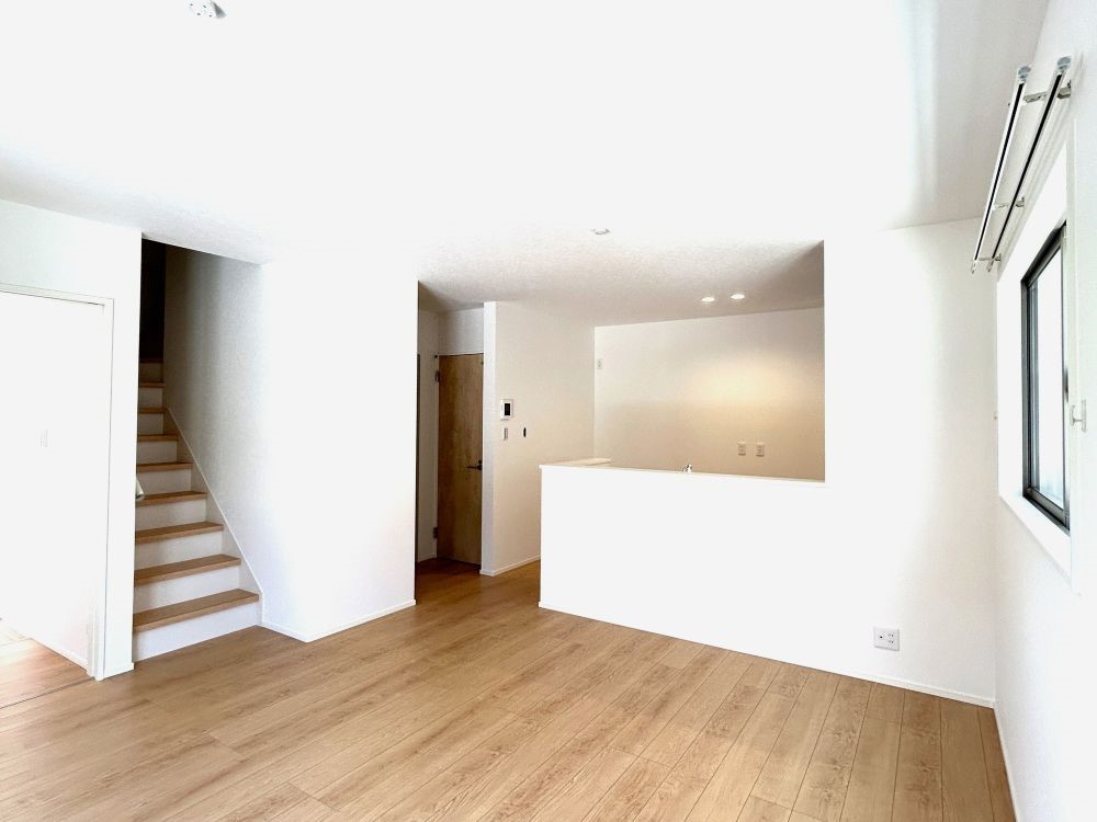 家族が集まるリビングは広々15.2帖！キッチンからもリビングが見渡せるため、どこに居ても家族を感じ、会話もはずみますね。※施工事例です。実物とは異なります。