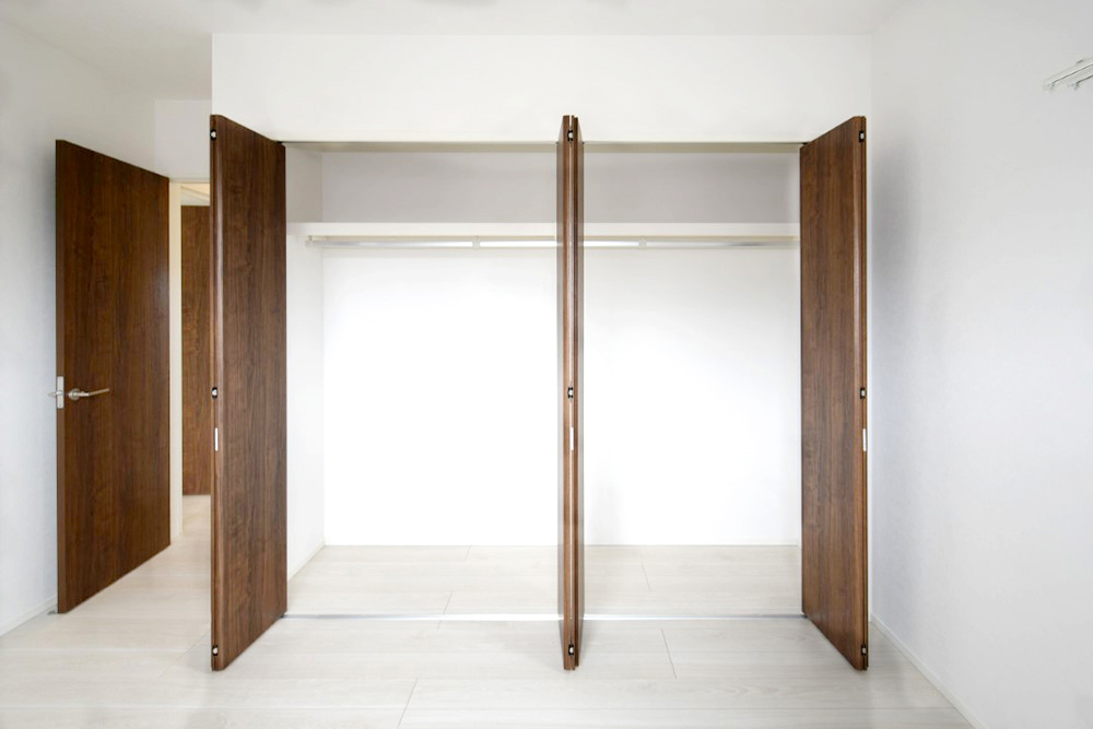 寝室クローゼットは収納力抜群！扉を横に寄せれば全開きに。寝室がすっきり片付き、毎日の準備も時短に。奥の物まで取り出しやすく、使い勝手は抜群です♪※施工事例です。実物とは異なります。