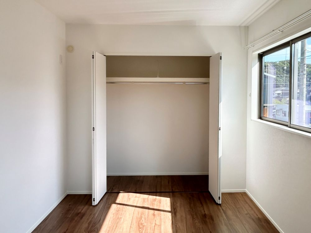 寝室クローゼット。パイプハンガー付きで大切な洋服も掛けて収納できます！※画像はイメージです