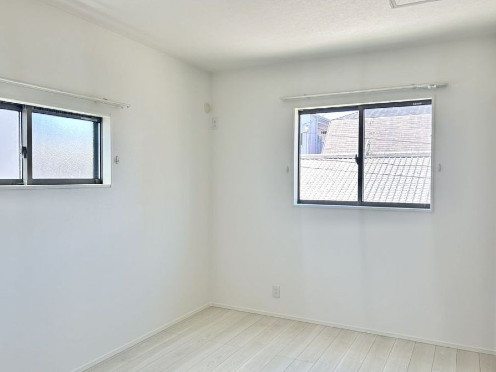 2階は主寝室の他に2室！お子様の部屋や趣味の部屋にすることで主寝室回りがスッキリします♪在宅勤務用のオフィス部屋にも！※施工事例です。実際とは異なります。