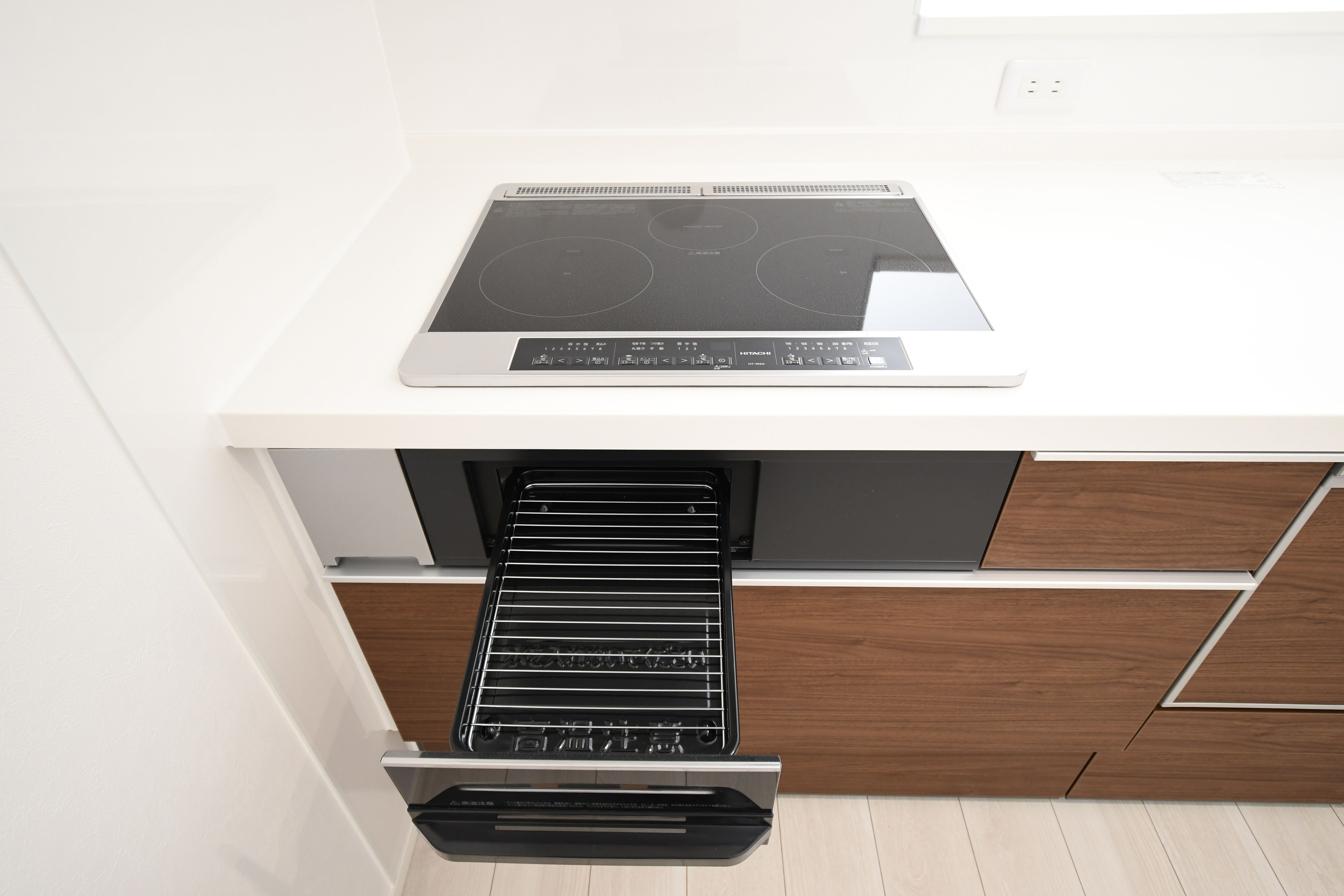 お掃除簡単なIHコンロで家事負担軽減♪コンセントが目の前にあるのでキッチン家電も使いやすく、収納スペースも十分あります！※施工事例になります。実際と色やデザインが異なりますので詳しくはお問い合わせください。