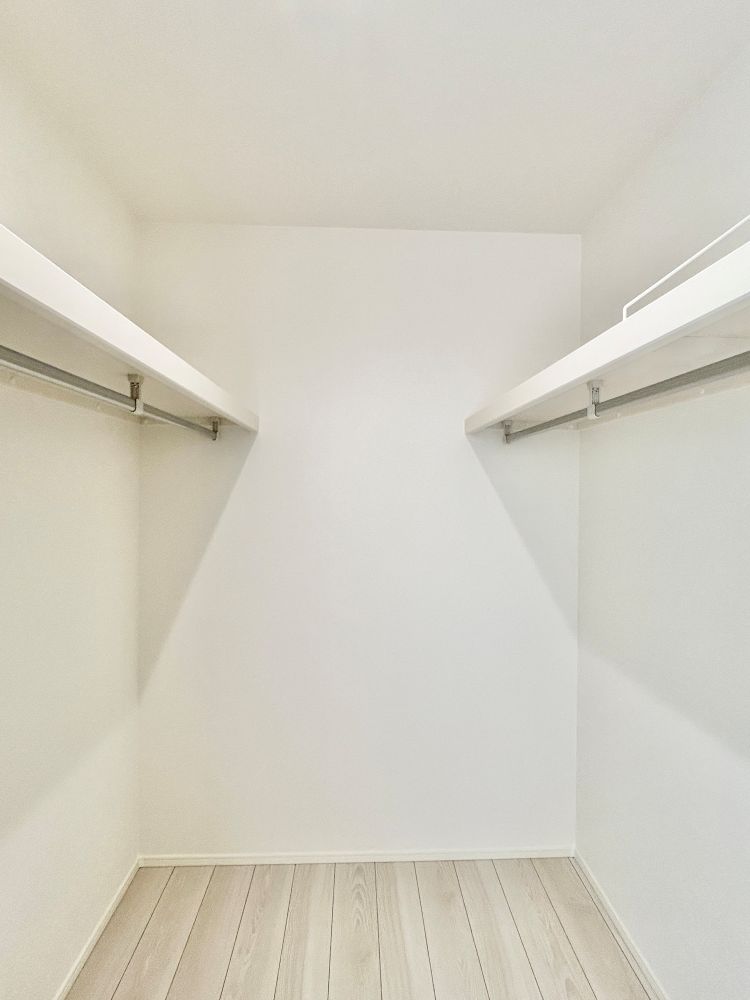 衣類の収納だけでなく、スーツケースやゴルフバッグ、季節家電など、様々な物を収納できるウォークインクローゼット。