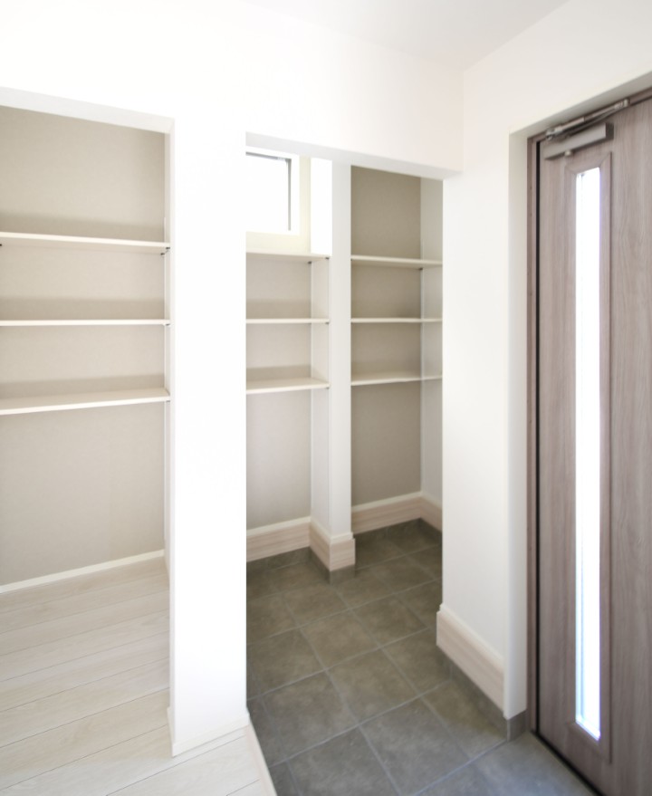 大容量の土間収納を設置。靴はもちろん、べビーカーや 趣味の道具を置いておくのにも便利です♪